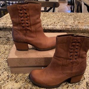 New in the box Born boots
